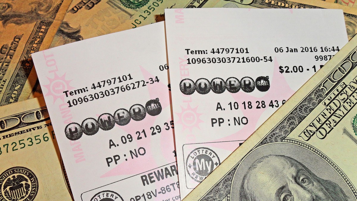 Przyjaciele z Wisconsin Joe Feeney i Tom Cook zawarli w 1992 roku pakt, przypieczętowany uściskiem dłoni, że jeśli któryś z nich wygra na loterii Powerball, podzielą się nagrodą. Prawie 30 lat później Cook wygrał i dotrzymał słowa - poinformował  serwis internetowy BBC News.