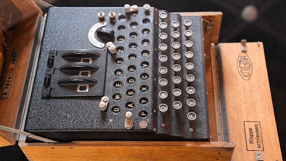 W niedzielę w Kościele pod wezwaniem św. Andrzeja Boboli w Londynie odsłonięto tablicę, upamiętniającą matematyków Mariana Rejewskiego, Jerzego Różyckiego i Henryka Zygalskiego, którzy przyczynili się do złamania szyfru niemieckiej maszyny szyfrującej Enigma.