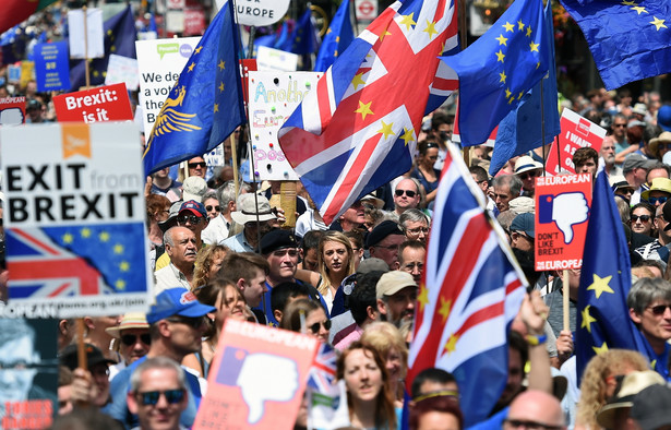 Sto tysięcy osób na ulicach Londynu. Żądają powtórki referendum ws. Brexitu