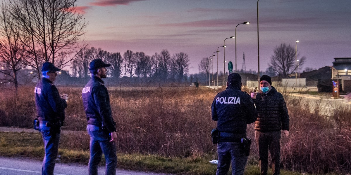 Włoska policja pilnuje, by nikt nie opuszczał odciętych od świata gmin