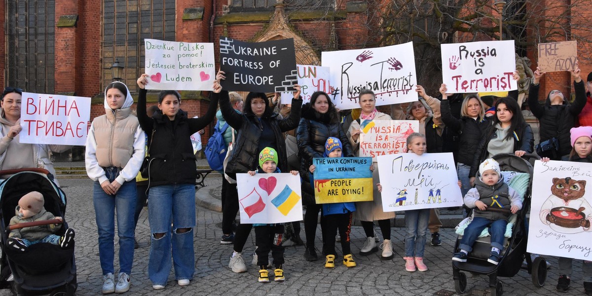 Manifestacja w drugą rocznicę napaści Rosji na Ukrainę. W Legnicy manifestowali Polacy i Ukraińcy.