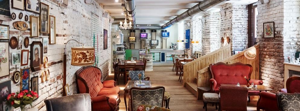 Idealny plan na sobotę. A w niedzielę? Może warto „wynająć babcię”. Każdy ceni lub cenił  zdolności kulinarne własnej. W Wiedniu atrakcję stanowią „babcie do wynajęcia” (Leih-Omis), które w jednej z wiedeńskich kawiarni codziennie przygotują świeże wypieki. Ten trochę inny niż pozostałe lokal z domową atmosferą i wypiekami seniorek, został powołany do życia w ramach projektu społecznego z nadzieją na stworzenie dla samotnych babć i dziadków wypełnienia czasu wolnego i jednocześnie zapewnienia światu wyśmienitych, domowych smakołyków. Sama nazwa kafejki jest dość przewrotna: Vollpension oznacza „pełne wyżywienie” lub też jako zbitek dwóch słów „voll” i „Pension” – emeryturę „pełną gębą”. 
<br></br>
<a  href=