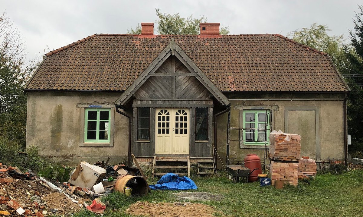 Ewa i Adam kupili stary dom na Mazurach. "Wypruliśmy wszystko do gołych ścian"