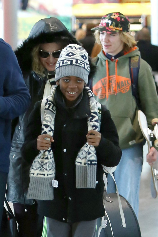 Madonna z dziećmi na lotnisku w styczniu 2015