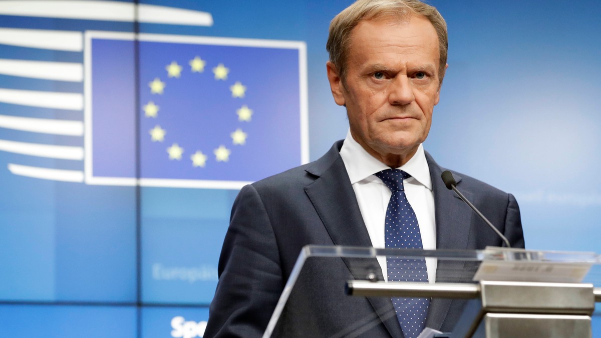 Szef Rady Europejskiej Donald Tusk i prezydent Ukrainy Wołodymyr Zełenski przekroczyli tzw. pozycję zerową sił rządowych Ukrainy i przeszli ponad 500 m w kierunku pozycji separatystów - poinformowały służby prasowe ukraińskiego prezydenta.