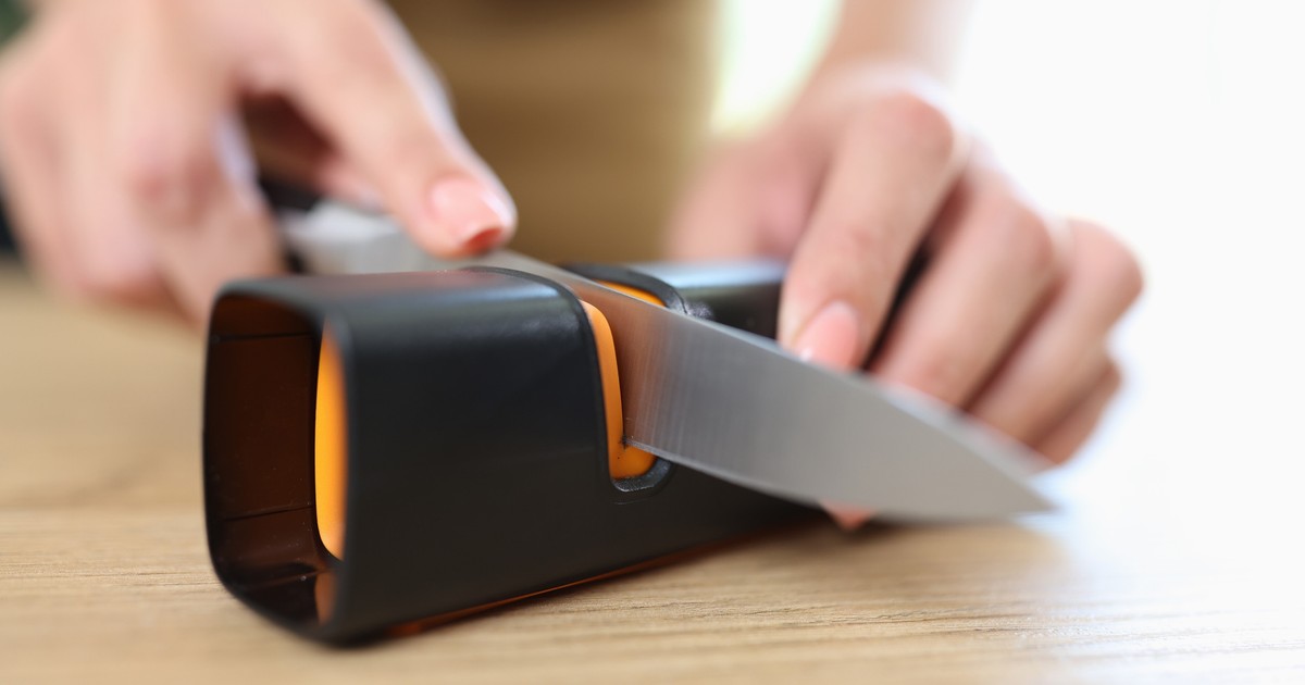 Elektryczna ostrzałka za bezcen wydłuży żywot noży. "Moment i gotowe. Nawet bez męża"