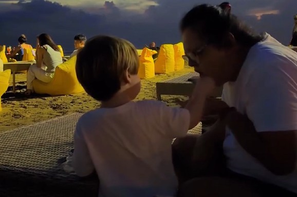 (VIDEO) SIN MARIJE ŠERIFOVIĆ HRANI BABU Verica se istopila! Prizor sa plaže raznežio sve: "Ništa mi više ne treba", Nadica Ademov odmah reagovala