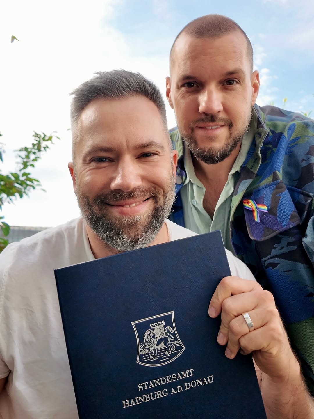 Poslanec Michal Sabo (vpravo) a jeho partner Michal Šefčík.