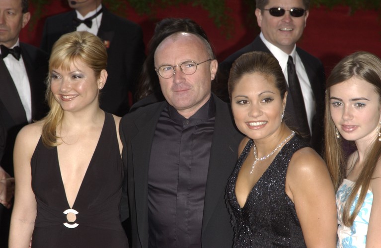 <b>Phil Collins</b> zapłacił podczas rozwodu w 2012 roku młodszej od siebie o 22 lata Orianne Cevey (na zdjęciu druga z prawej) <b>50 mln dol.</b>