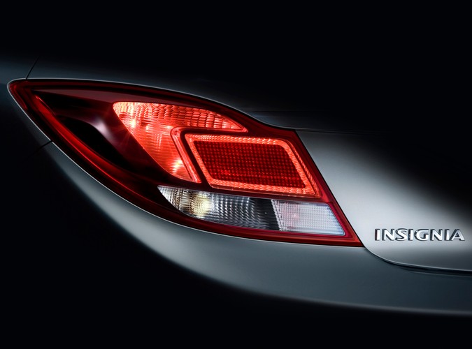 Opel ujawnił tylko jedno zdjęcie następcy vectry