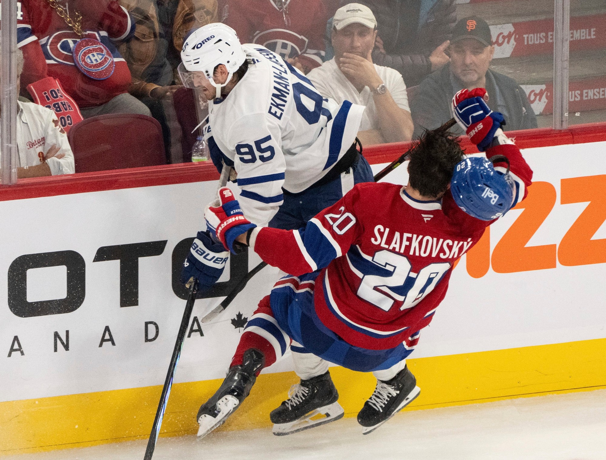 Juraj Slafkovský (Montreal Canadiens) v súboji s Oliverom Ekmanom-Larssonom (Toronto Maple Leafs).