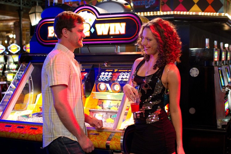 Joshua Jackson i Rebecca Hall w filmie 'Lay the Favorite'