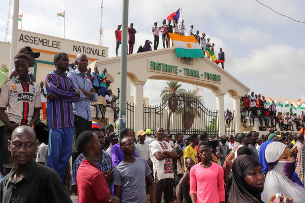 Protestujący wywieszają flagę Nigru
