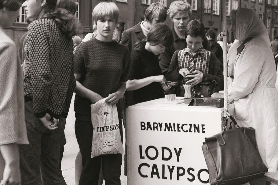 Kultowe dziś Lody Calypso sprzedawane były także z mobilnych minichłodni na ulicach miast. Największe powodzenie miały jednak na plażach