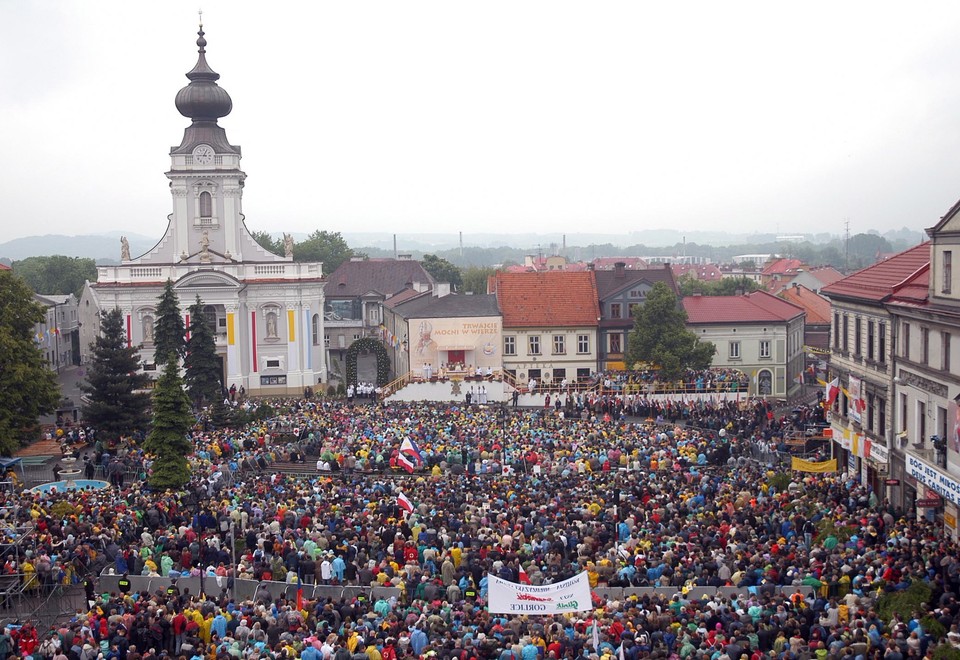 Tłum czekający na papieża Benedykta XVI w Wadowicach