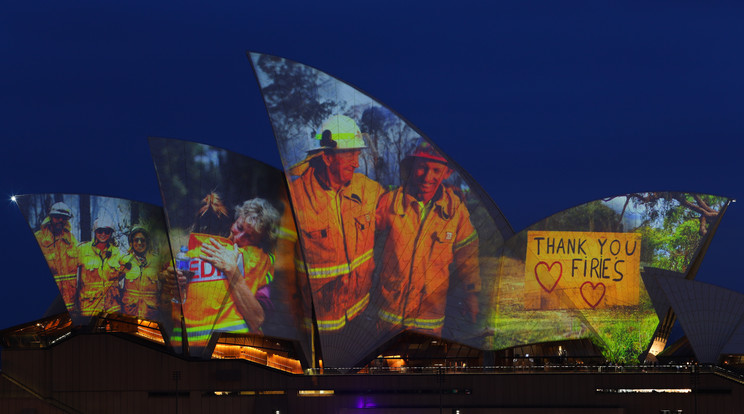 A tűzoltóknak köszönetet mondó képet vetítenek a Sydneyi Operaházra 2020. január 11-én. /Fotó: MTI/AAP/Paul Braven