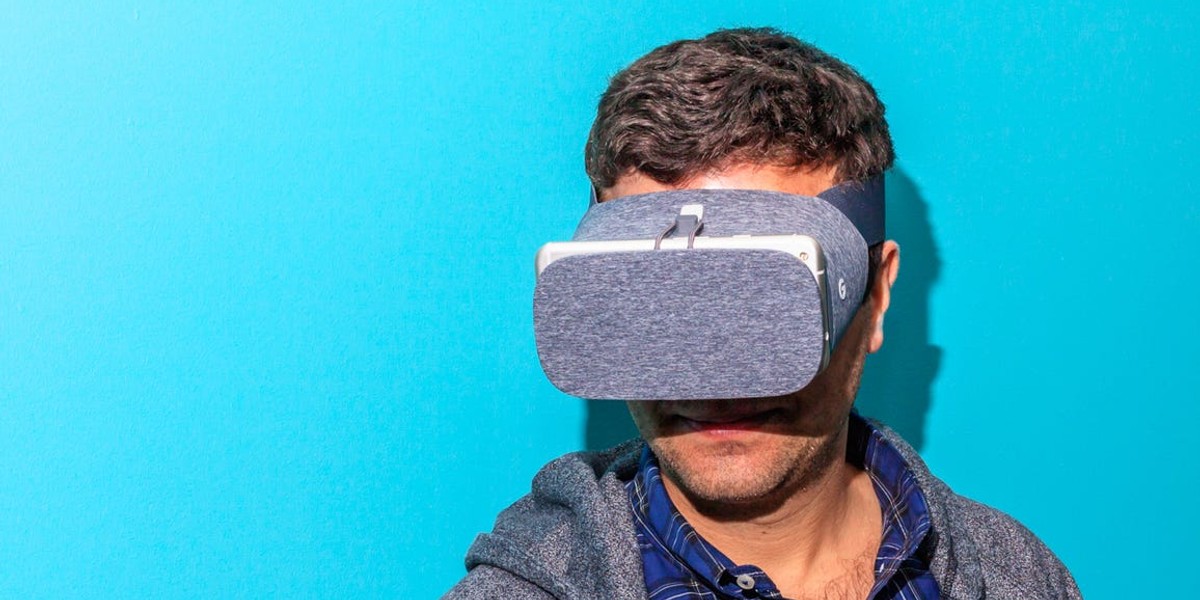 Google porzucił projekt gogli Daydream, które wykorzystywały smartfony do wirtualnej rzeczywistości. Aplikacja Daydream nadal będzie dostępna dla obecnych użytkowników sprzętu, ale Google nie będzie sprzedawać już nowych zestawów sprzętu. 