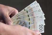 Koniec "rozdawnictwa"? Koszty świadczeń socjalnych spadły do najniższego poziomu od lat [RAPORT]