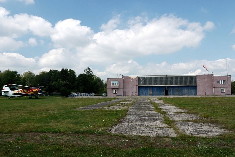 Białystok-Topolany<br>
<br>
Planowane otwarcie: lotnisko wykreślone z planów<br>
<br>
Również z powodu zmiany polityki UE najprawdopodobniej nie dojdzie do skutku budowa lotniska w Białymstoku – przynajmniej w obecnej perspektywie budżetowej 2014-2020. W styczniu marszałek województwa ogłosił, że budowa portu została wykreślona z Regionalnego Planu Operacyjnego. Na inwestycję, która nie doszła do skutku, zdołano jednak wydać 4 mln zł.<br>
Na zdjęciu jedyne w okolicy, niewielkie lotnisko Białystok Krywlany, wykorzystywane prawie wyłącznie przez lokalny aeroklub. Zdj. SilverTree (Own work) [CC-BY-SA-3.0 (http://creativecommons.org/licenses/by-sa/3.0)]