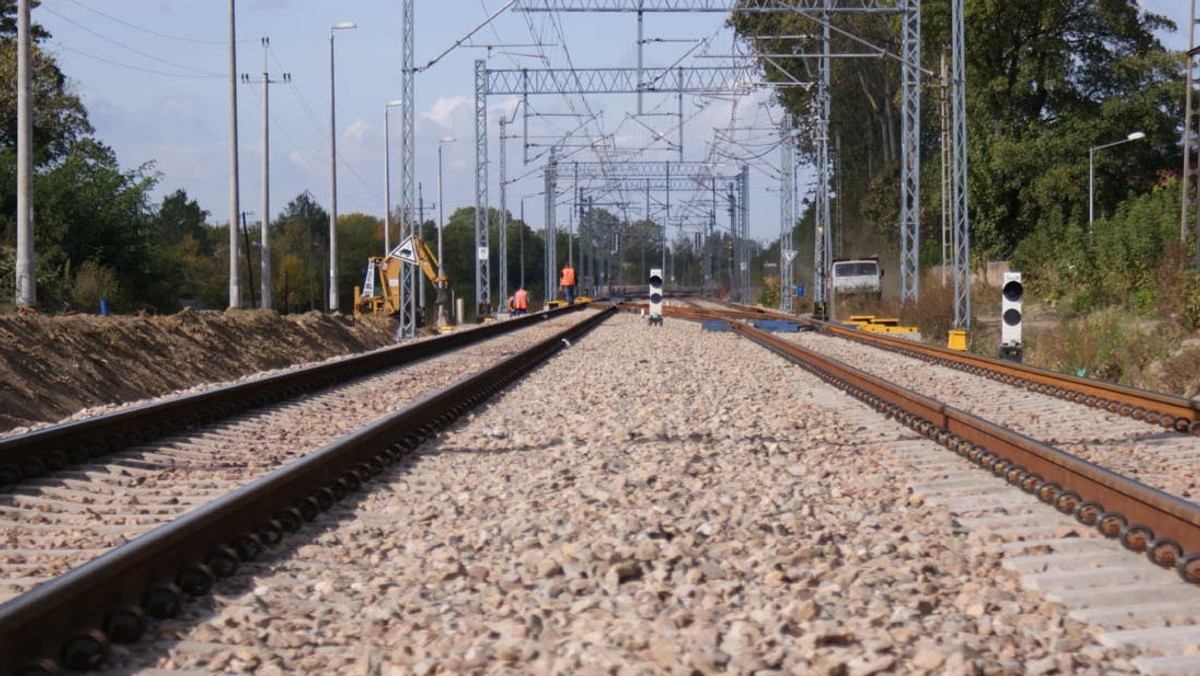 Pasażerowie części pociągów Kolei Śląskich przejeżdżających przez stację Leszczyny korzystają z zastępczej komunikacji autobusowej, zarówno w kierunku Rybnika, jak i Wodzisławia Śląskiego. Utrudnienia i opóźnienia pociągów to efekt pożaru stacji przekaźnikowej na stacji Leszczyny.