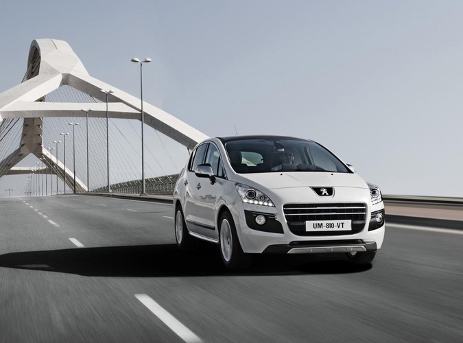 W środku czeka dwukolorowa tapicerka skórzana, deska rozdzielcza całkowicie pokryta skórą oraz aluminiowa tabliczka z numerem pojazdu umieszczona na konsoli środkowej. Panele drzwi pokryte są pikowanym materiałem w białym kolorze guérande, podobnie jak środkowy podłokietnik. Kierownica wyróżnia się aluminiowymi podkładkami na kciuki. Panoramiczny szklany dach oraz system wspomagania parkowania z przodu uzupełniają standardowe wyposażenia auta