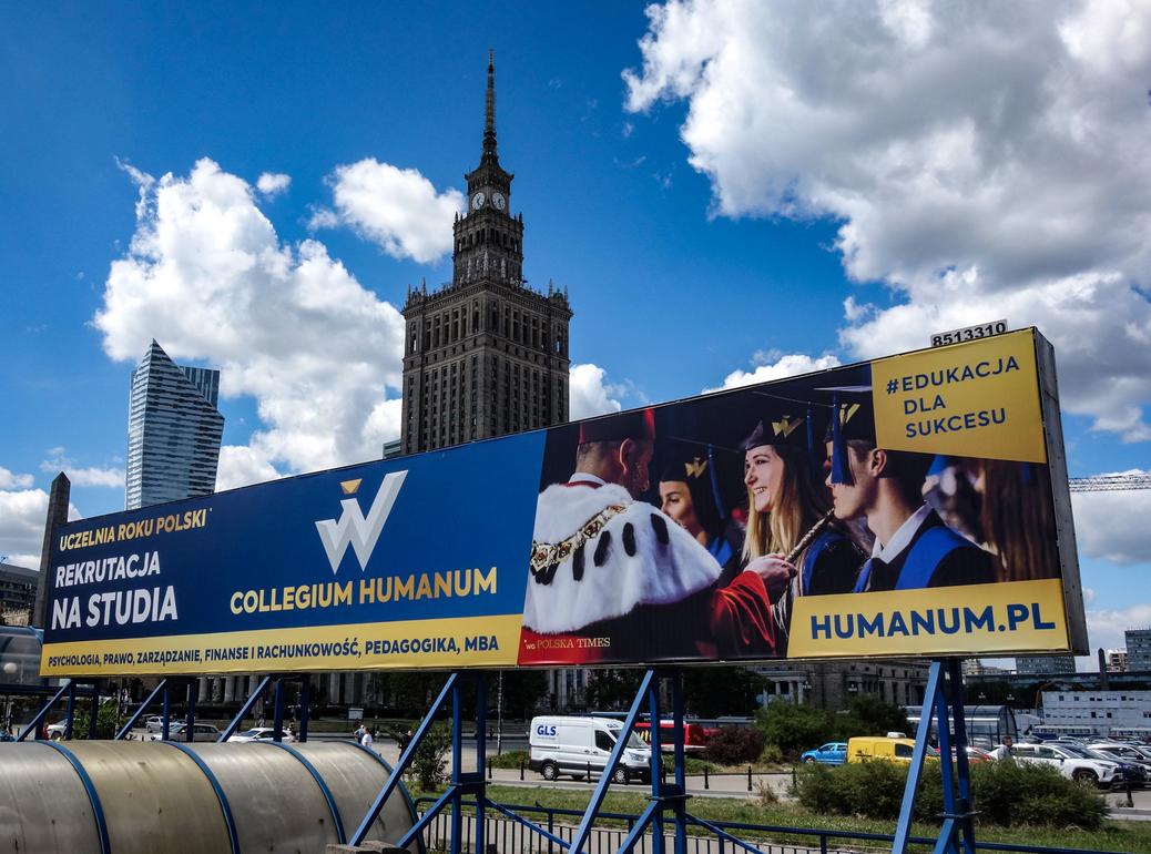 Billboard reklamowy uczelni Collegium Humanum, Warszawa, lipiec 2022 r.