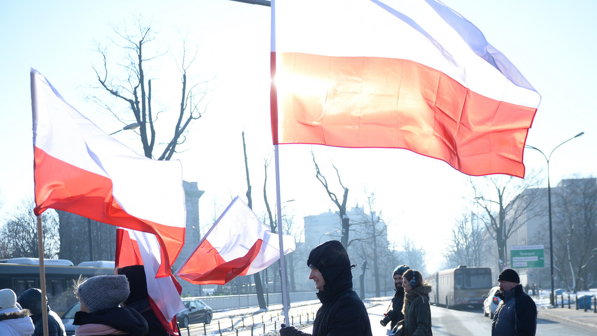 W wielu miastach Polski w południe rozpoczęły się demonstracje Komitetu Obrony Demokracji. Manifestacje organizowane są pod hasłem "W obronie Twojej wolności". Jedna z nich odbywa się dzisiaj również w Krakowie.