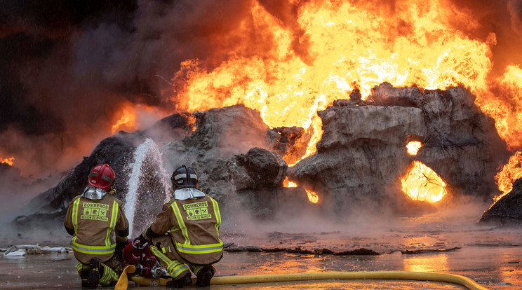 Fuente Alamóban tűzoltók küzdenek az égő műanyagfeldolgozó üzem lángjaival / Fotó: MTI/EPA/EFE/Marcial Guillen