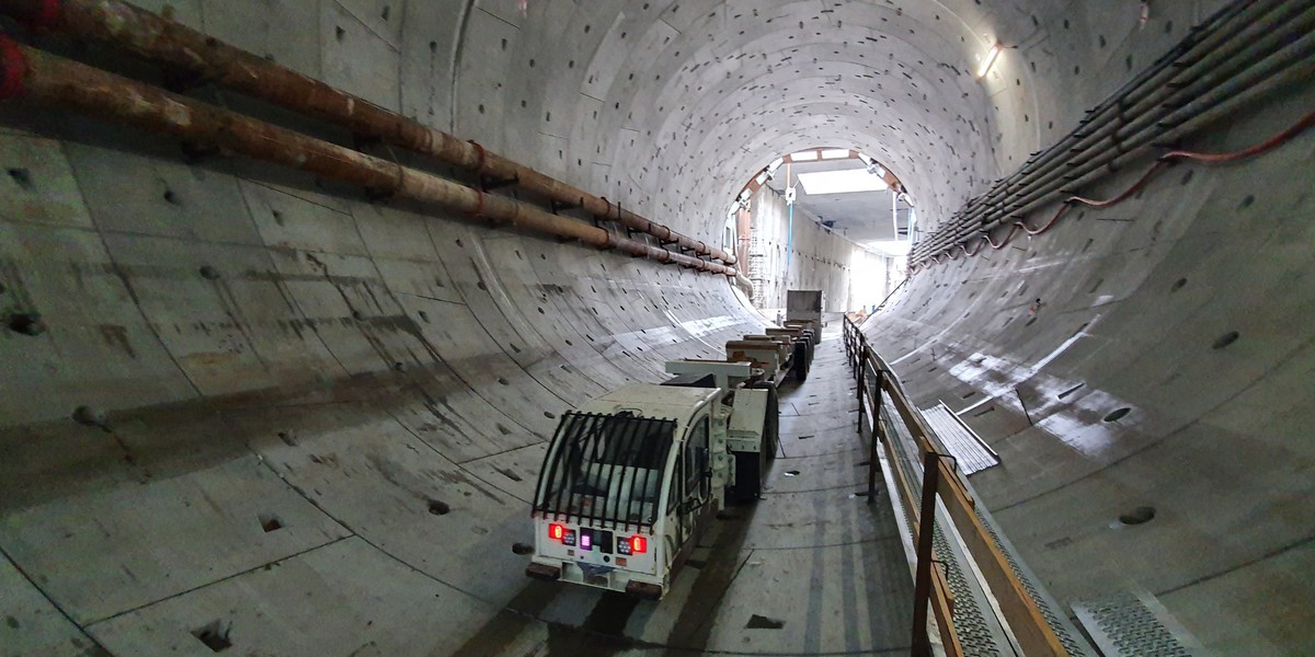 Maszyna TBM (Tunnel Boring Machine – ang. maszyna drążąca tunel), której nadano imię Wyspiarka, rozpoczęła drążenie tunelu na wyspie Uznam na początku marca.