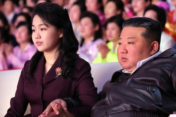 "VIDI ŠTA TATA IMA" Kim Džong Un vodio ćerku (13) na vojnu vežbu: Zajedno gledali lansiranje raketa (FOTO)