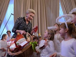 Agata Duda w hitowej sukience sezonu wyszła poza swoją strefę modowego komfortu... FOTO