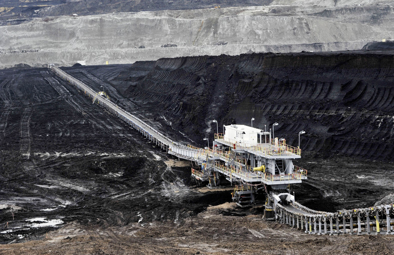 Odkrywkowa kopalnia węgla brunatnego i elektrownia w Bełchatowie, należące do grupy PGE (11). Fot. Bloomberg.