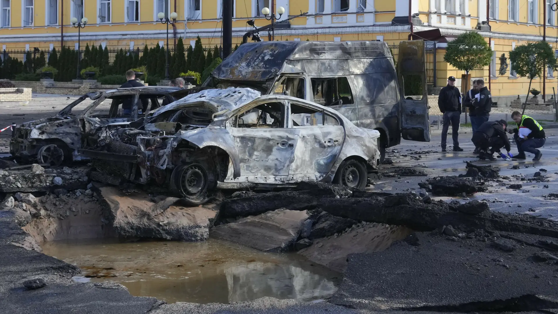 Atak rakietowy na Kijów. "Próbują zamordować ludzi, którzy śpią w domach"