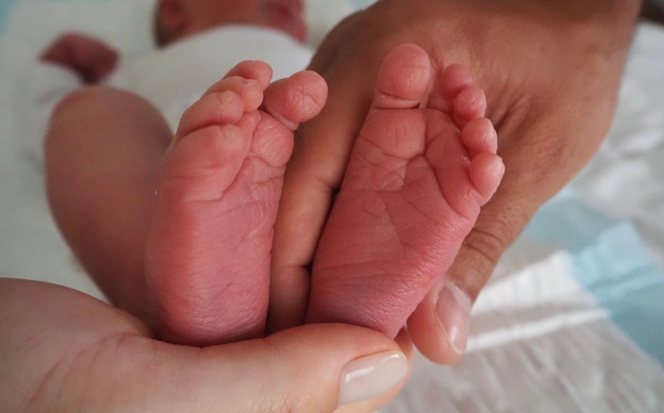 Ez a fotó a pártól, Illés Fannitól és Szabó Álmostól érkezett - a kis Mór első sztárfotója és az ő tündéri lábai