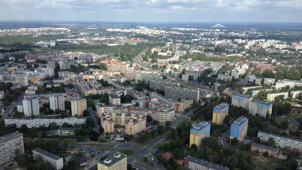 Kilka tysięcy osób - dzieci i młodzież szkolna, harcerze, kombatanci i przedstawiciele władz miejskich i wojewódzkich - uczestniczyło w 15. Radosnej Paradzie z okazji Święta Niepodległości, która przeszła przez centrum Wrocławia.