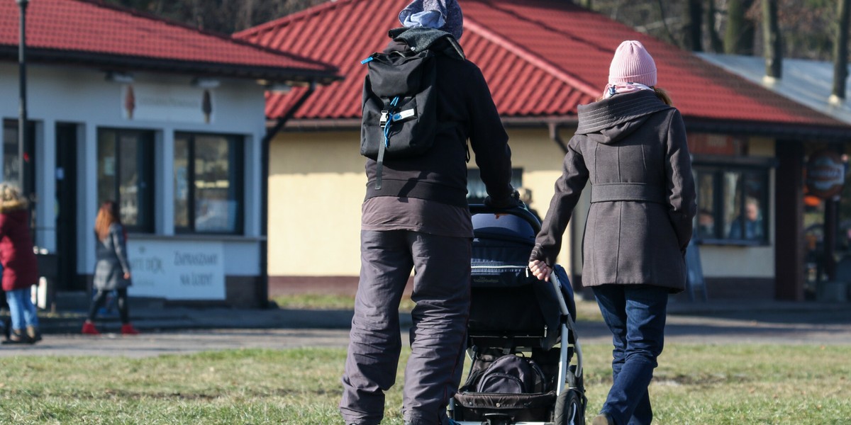 Wielu rodziców wciąż nie złożyło wniosku o 12 tys. zł na dziecko, mimo że świadczenie im się należy. Warto się pospieszyć, by nie stracić pieniędzy.