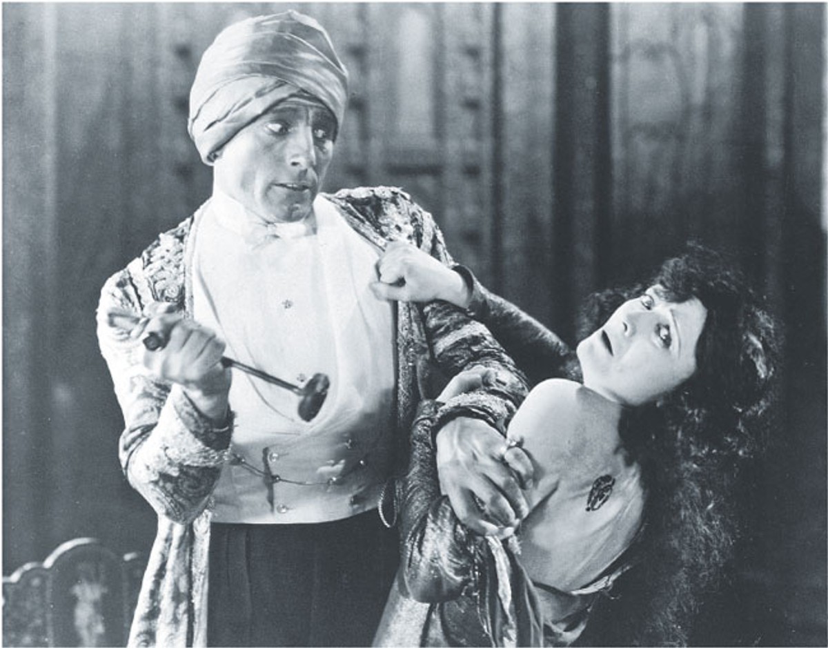 Kadr z filmu „Napiętnowana”. Na zdjęciu Charles de Rochefort i Pola Negri Fot. Forum