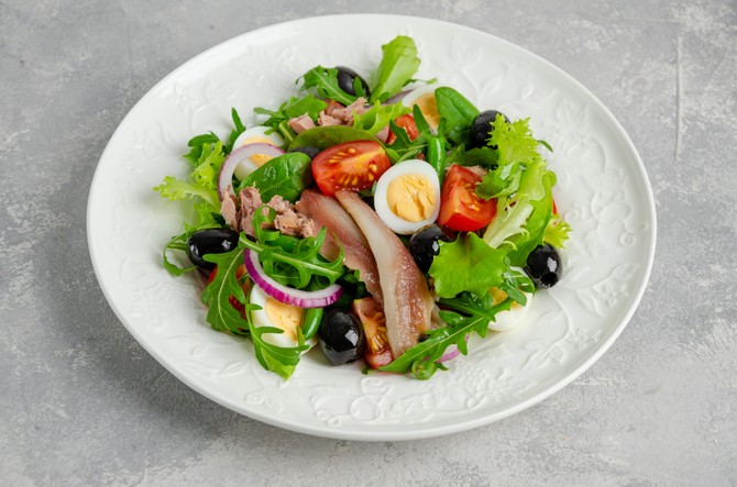Salata sa inćunima i svežim povrćem