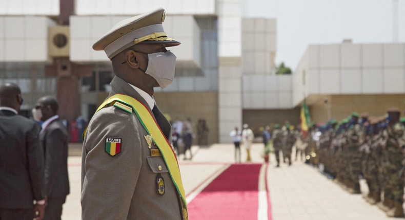 Le président malien par interim, le colonel assimi Goïta, lors d'une revue des forces armées, le 7 juin 2021 à Bamako AFP - ANNIE RISEMBERG