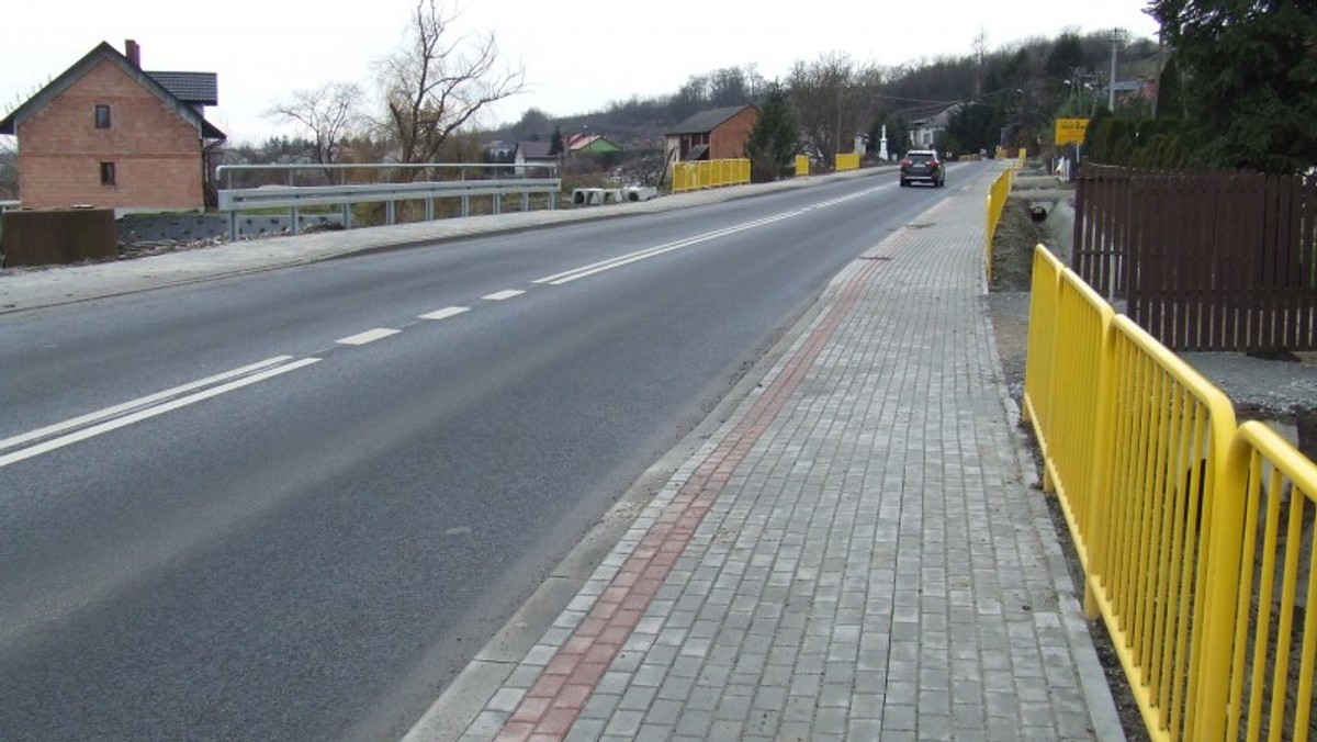 Kierowcy mogą już bez problemu poruszać się po drodze krajowej nr 79 pomiędzy Złotą a Szewcami. Drogowcy zakończyli właśnie trwającą dwa lata przebudowę tego odcinka. W sumie w tym roku nową nawierzchnię zyskały fragmenty trasy krajowej nr 79 o łącznej długości ponad 16 kilometrów.