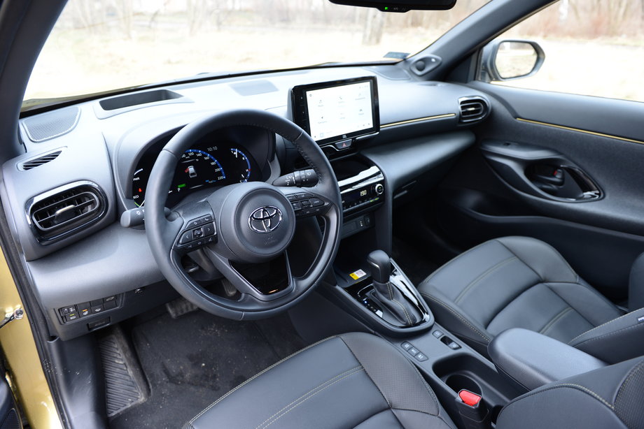Toyota Yaris Cross ma nowoczesny kokpit z dużymi ekranami, ale tam, gdzie to potrzebne zachowano tradycyjne przyciski i pokrętła.