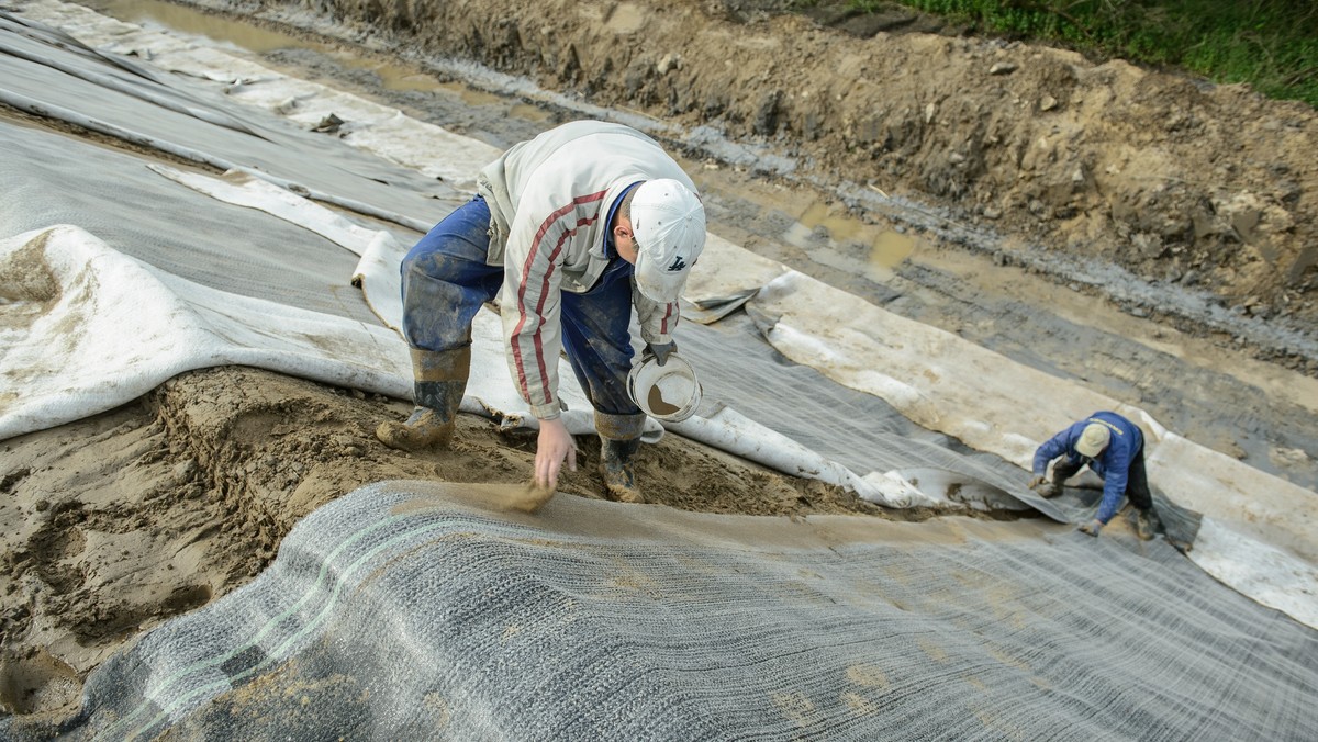 Przez woj. świętokrzyskie przechodzi fala kulminacyjna na Wiśle. W Sandomierzu od kilku godzin wody nieznacznie ubywa lub utrzymuje się na podobnym poziomie. Obniża się poziom pozostałych rzek regionu. Tam, gdzie w weekend doszło do podtopień, rozpoczyna się szacowanie strat.