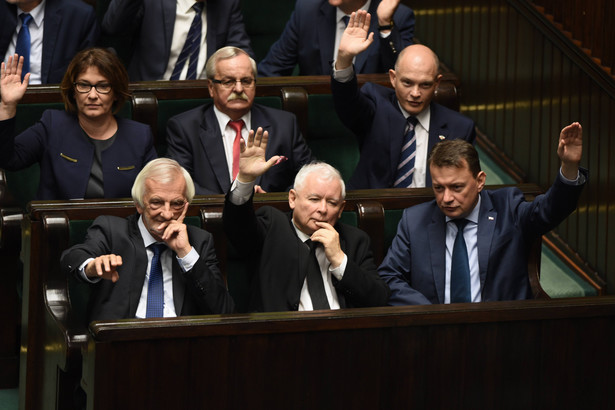 Europoseł PO Janusz Lewandowski podczas konferencji w Sejmie podkreślił, że "PiS zachowuje się jak kolonizator na podbitym terytorium".