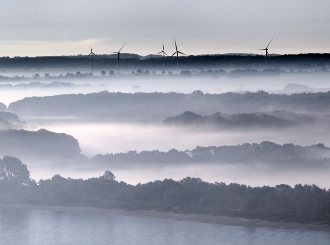 Mgła unosząca się nad polami w pobliżu Dassow. Przez północne Niemcy przetoczyły się nawałnice