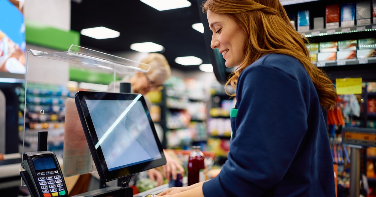 Praca w handlu w grudniu 2025: czy pracodawca może kazać pracować we wszystkie trzy niedziele handlowe? PIP wyjaśnia