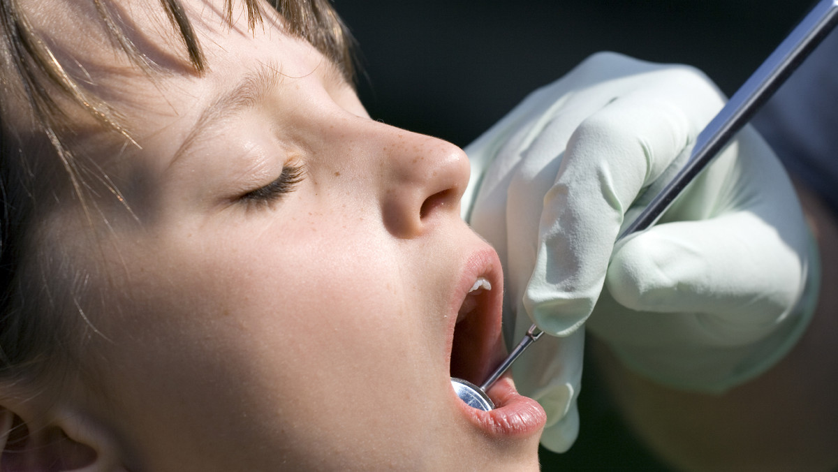 Samorządy walczą z epidemią próchnicy u dzieci. Słupsk obiecuje badanie zębów wszystkich uczniów. Stolica - objazdowe leczenie stomatologiczne w szkołach - pisze "Rzeczpospolita".