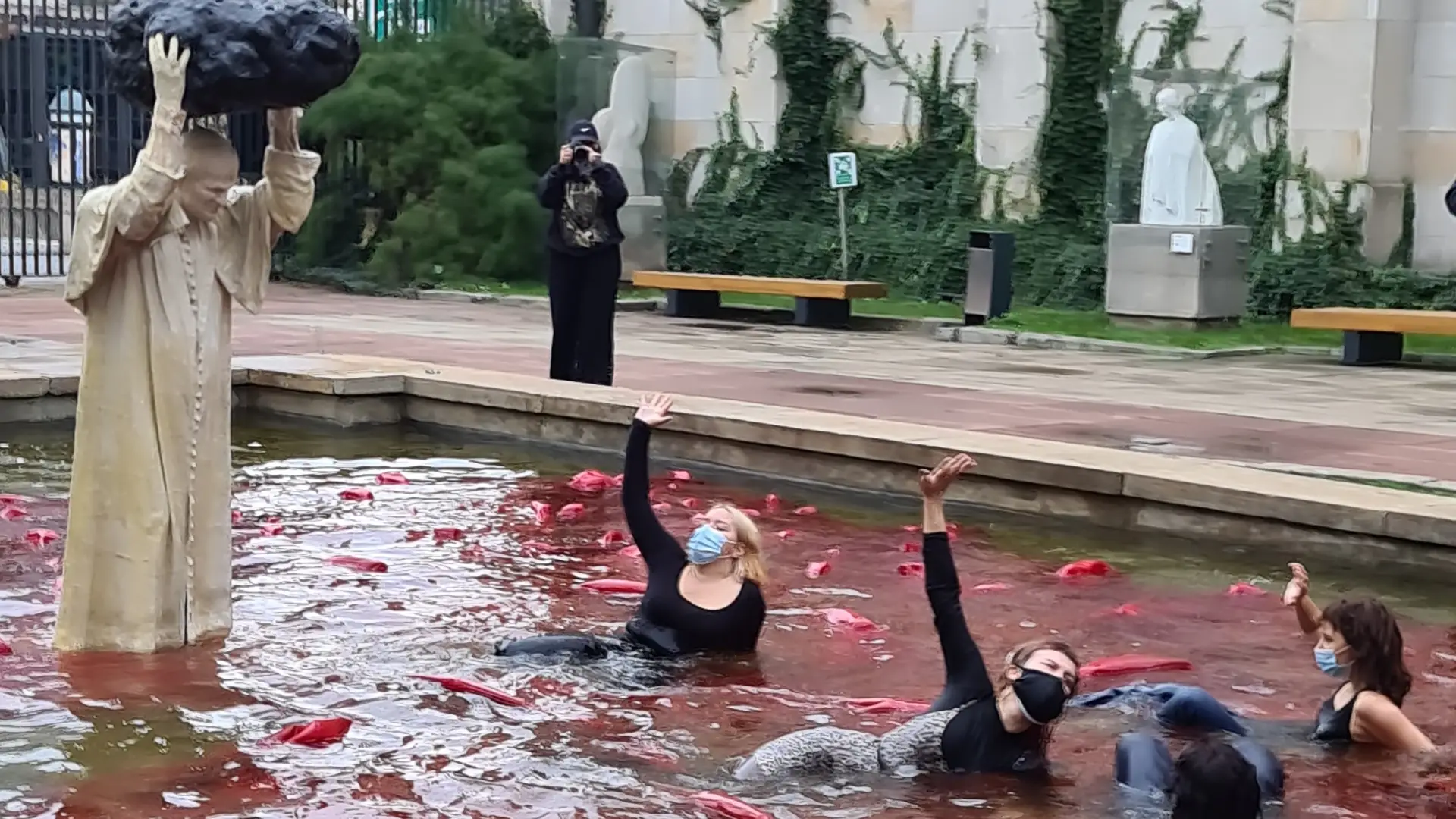 "Na ich rękach będzie krew dzieci i kobiet". Aborcyjny protest przed rzeźbą papieża