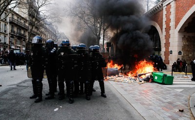 Czy protestujący Paryż utonie w śmieciach?