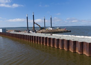 Wypadek na budowie przekopu przez Mierzeję Wiślaną. Betonowa płyta przygniotła mężczyznę