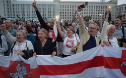 "Le Monde": Scenariusz w stylu polskim z 1989 roku jest odwrotnością wydarzeń na Białorusi